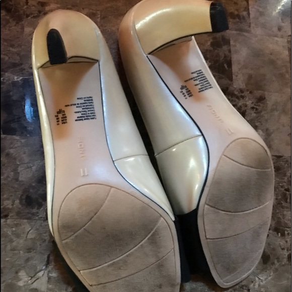 FIONI - 11B - 3 1/2 inch heel - black elastic band and almond patent. - Picture 2 of 3